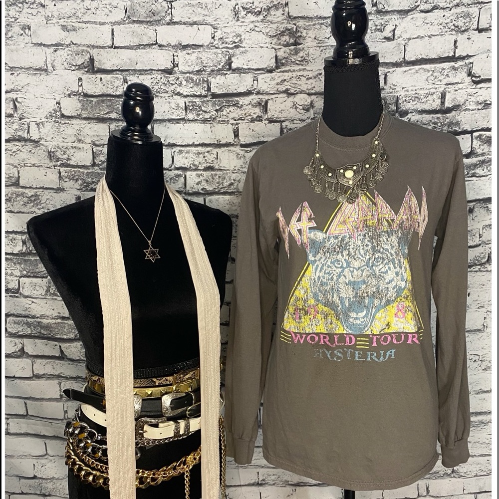 Xs “extra small” Def leopard graphic tee.